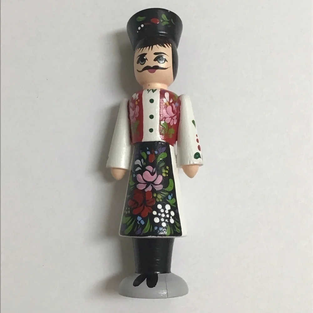 Russian Wooden Dolls Figurines PAIR Hand Painted Souvenir White Floral Vintage